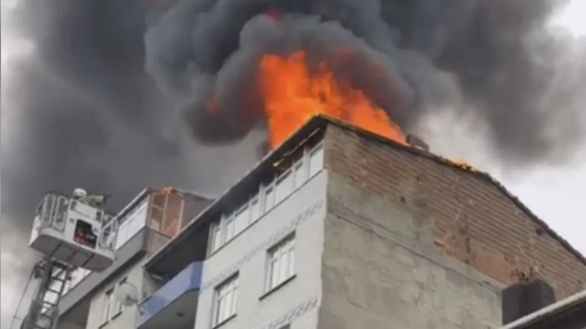 Sultangazi’de 5 katlı binanın çatısı yandı: 2 kişi dumandan etkilendi Sultangazi’de 5 katlı binanın çatısı yandı: 2 kişi dumandan etkilendi