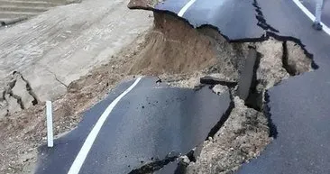 Son dakika! Adana'da şiddetli yağışlardan dolayı yol çöktü