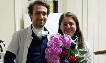 Korona mesaisi yapan doktor çift, acil serviste nişanlandı