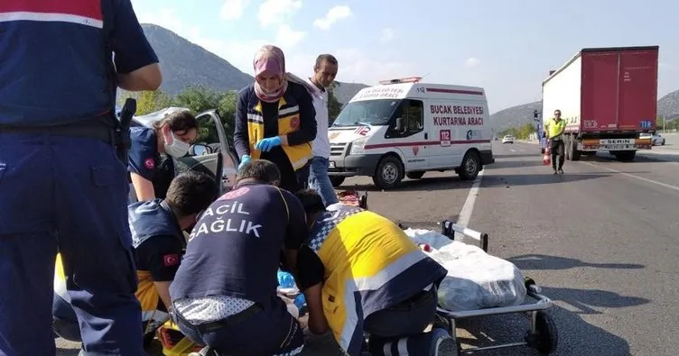 Antalya’da otomobil ile hafif ticari araç çarpıştı: 1’i ağır 4 yaralı