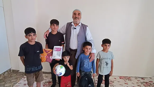 batman-14-yasindaki-omer-copun-yaninda-buldugu-16-milyon-liralik-altini-polise-teslim-etti-1756289520668.jpeg Batman'da 14 yaşındaki Ömer'den alkışlanacak hareket: Çöpün yanında bulduğu 1,6 milyon liralık altını polise teslim etti... Valilik bu iyiliği gördü!