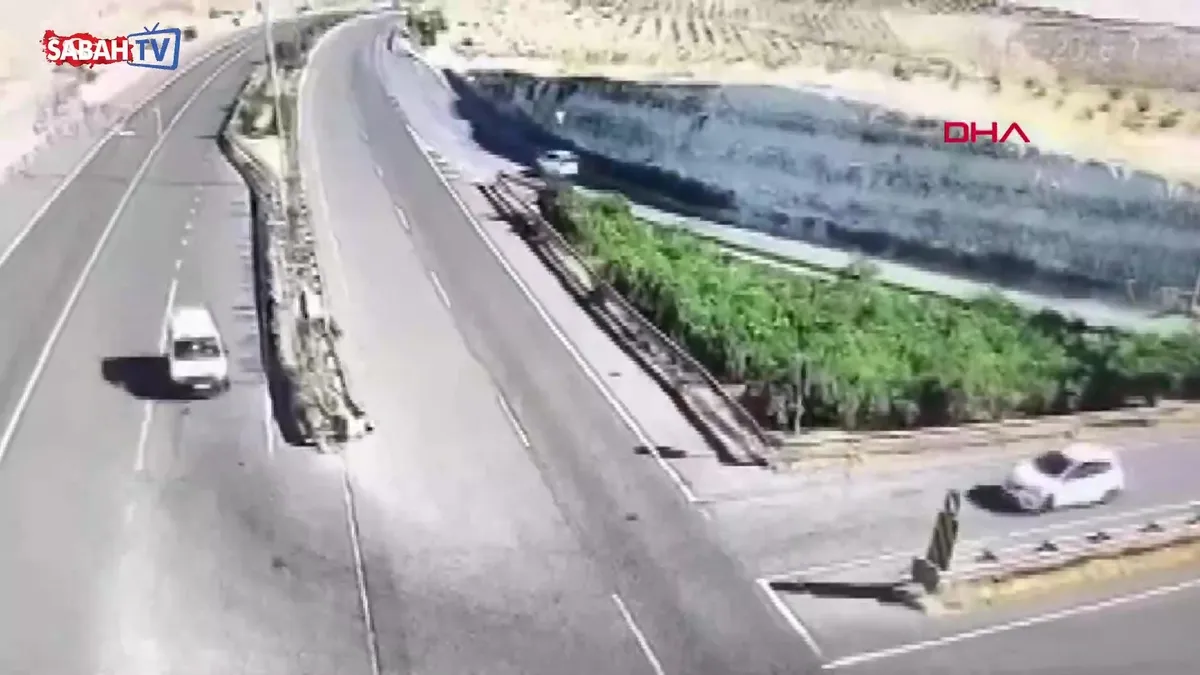 Şanlıurfa’da feci kaza! 3 kişi hayatını kaybetti: Kaza anı kamerada videosunu izle Şanlıurfa’da feci kaza! 3 kişi hayatını kaybetti: Kaza anı kamerada videosunu izle