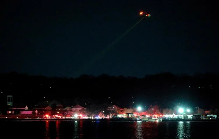 ABD SON DAKİKA | ABD’de uçak kazası! Helikopterle havada çarpışarak nehre düştü: İçinde 60 yolcu 4 mürettebat vardı