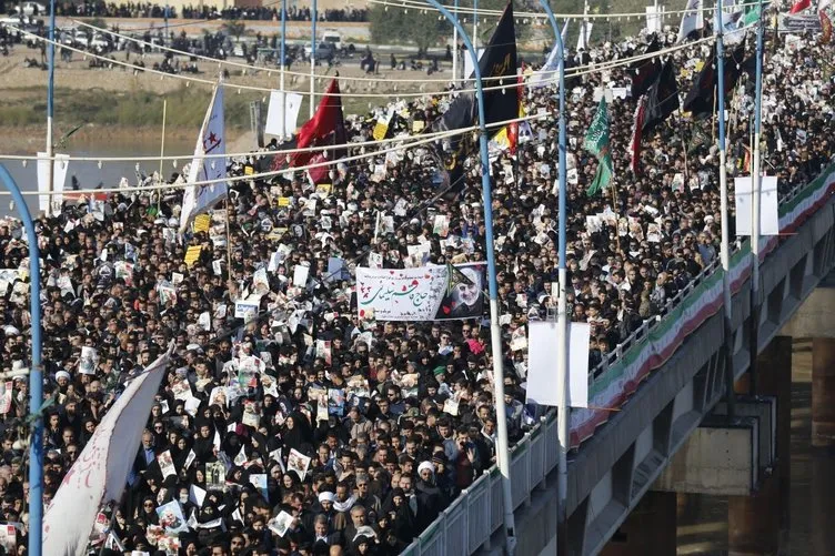 Binlerce İranlı sokağa döküldü! Kasım Süleymani için Ahvaz'da cenaze töreni...