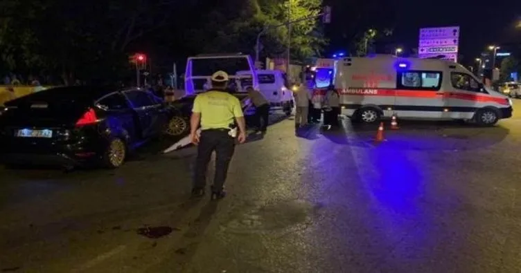Kadıköy’de iki otomobil çarpıştı, 3 kişi yaralandı