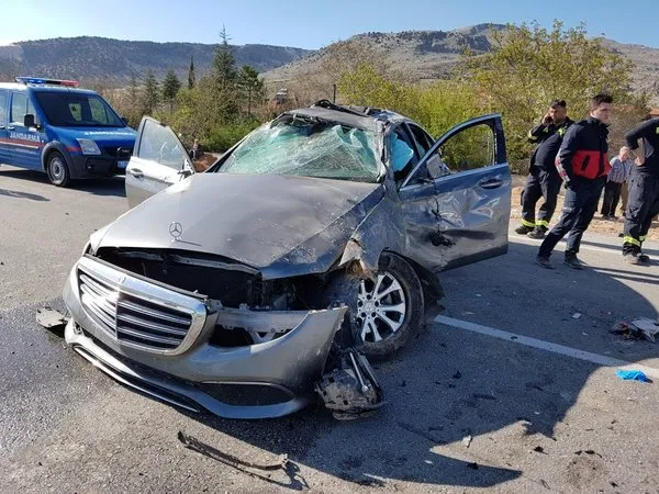 Sanatçı Esat Kabaklı Burdur'da trafik kazası geçirdi