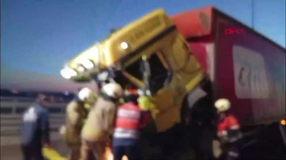 Kuzey Marmara Otoyolu’nda kamyon TIR’a çarptı; sıkışan şoför için kurtarma çalışması | Video videosunu izle Kuzey Marmara Otoyolu’nda kamyon TIR’a çarptı; sıkışan şoför için kurtarma çalışması | Video videosunu izle