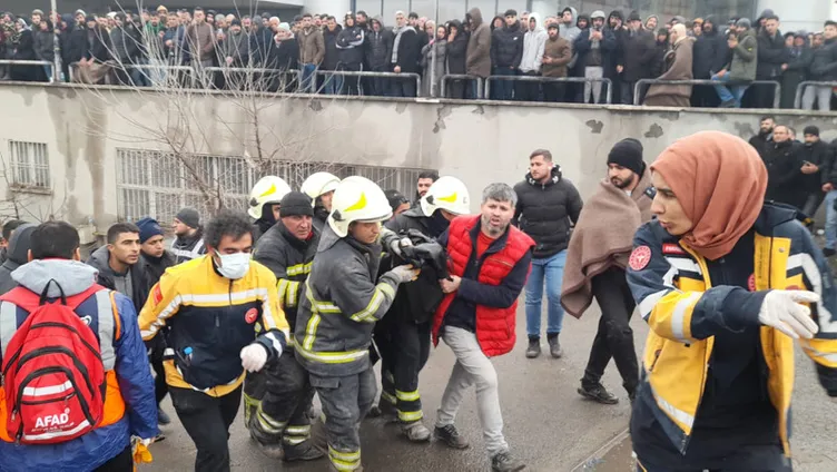 Son dakika: Deprem sonrası enkazdan böyle çıkarıldılar! Türkiye’yi ağlatan görüntüler!