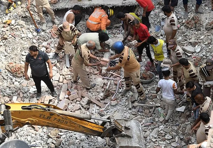 Hindistan’da bina yerle bir oldu: 11 ölü