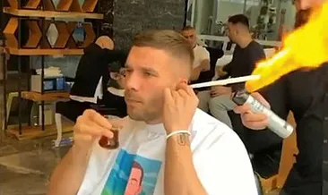 Podolski’nin berber koltuğunda çay keyfi!