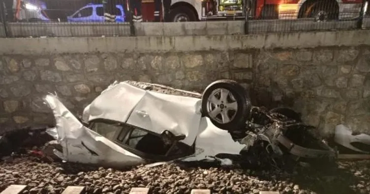 Ankara’da feci kaza: Otomobil köprüden demir yoluna düştü!