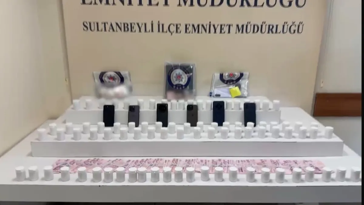 Sultanbeyli'de polis ekiplerinin uyuşturucu operasyonu sırasında bir adrese baskın yapması