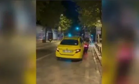 SON DAKİKA... İstanbul Kadıköy’de aracını anne ve iki çocuğunun üzerine sürmüştü: Maganda taksici yakalandı!