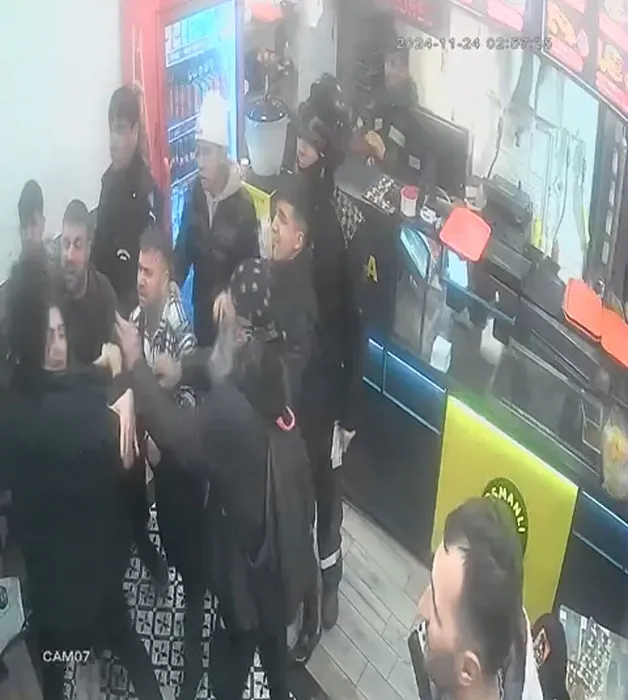 Sevgilisini kokoreççide darbetmeye çalıştı: Garsonlar tekme tokat dövdü!