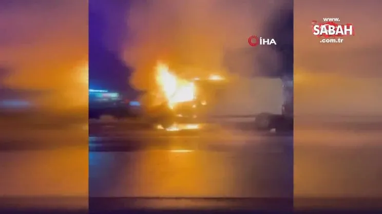 Beylikdüzü'nde seyir halindeki araç alev alev yandı