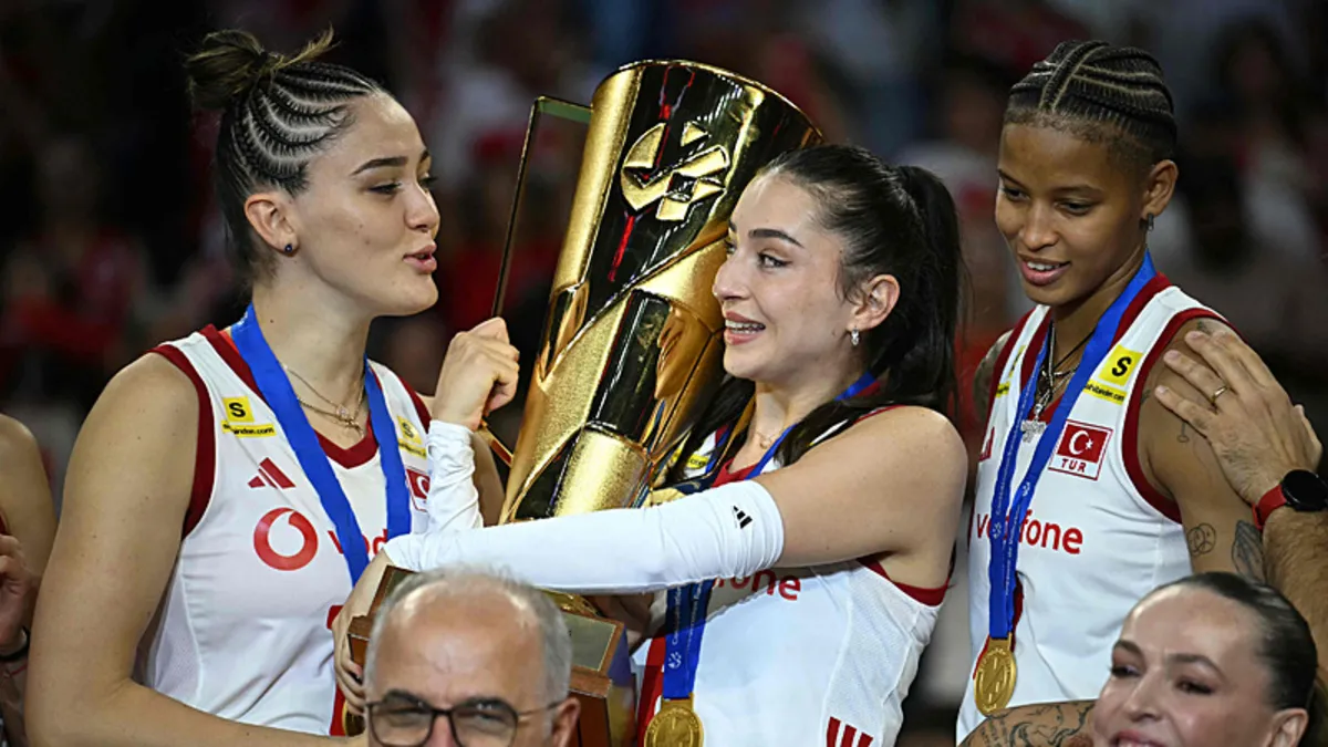 A Milli Kadın Voleybol Takımı kupasını kaldırdı!