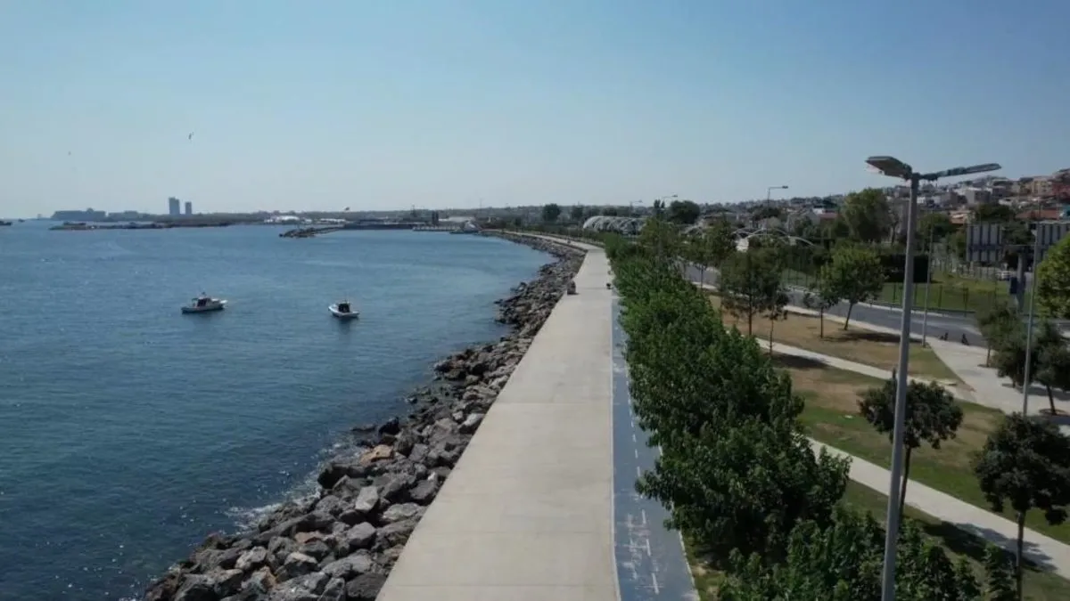 Fatih'te bunaltan sıcak hava nedeniyle park ve sahil boş kaldı