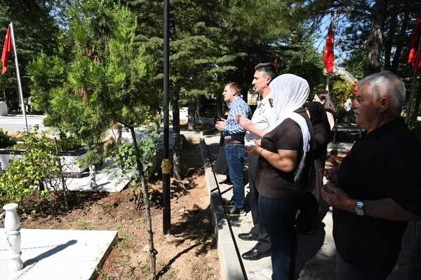 18-yil-sonra-ayni-kabir-basinda-sehit-suat-yalcin-dualarla-anildi-1788694033974.jpg