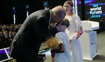 Tahıl krizini çözen Başkan Erdoğan’a Afrikalı çocuktan anlamlı hediye! Kürsüde buğday destesini eline alarak dünyaya seslendi...