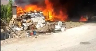 Sivas’da müstakil evin bahçesindeki atık malzemeler yandı #sivas