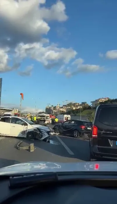 SON DAKİKA... İstanbul Sarıyer’de hatalı sollama facia getirdi: 2 ölü 4 yaralı!