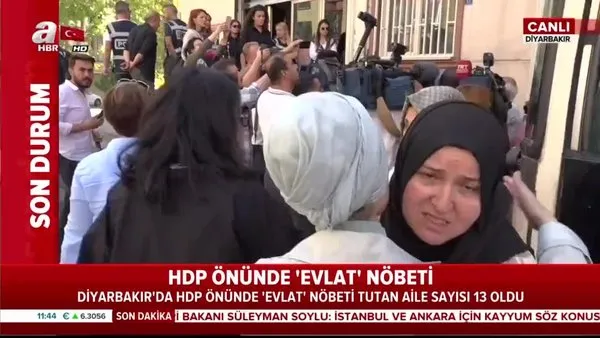 Çocukları dağa kaçırılan ailelerin HDP binasının önündeki eylemine canlı yayında saldırı!