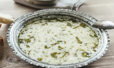 Yaz sofralarının yıldızı oldu! Ayran aşı çorbasını bir de böyle deneyin...