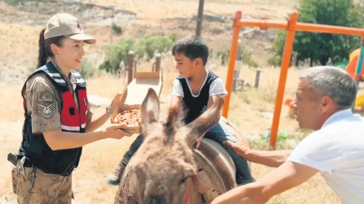 Kadın askerlerden köy çocuklarına pizza sürprizi Kadın askerlerden köy çocuklarına pizza sürprizi