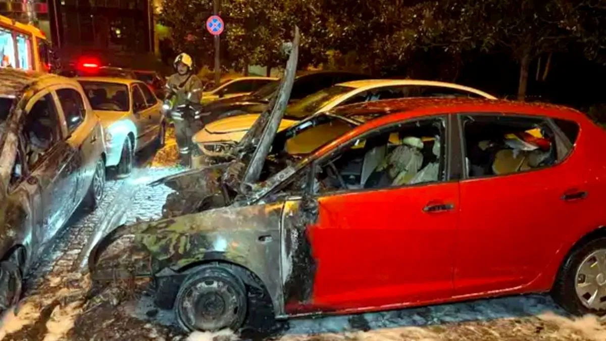 Beşiktaş’ta park halindeki 4 araç alev alev yandı! Akıllara kundak şüphesi geldi… Beşiktaş’ta park halindeki 4 araç alev alev yandı! Akıllara kundak şüphesi geldi…