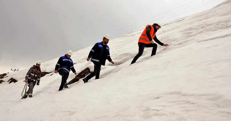 7 metrelik karda arızayı giderdiler