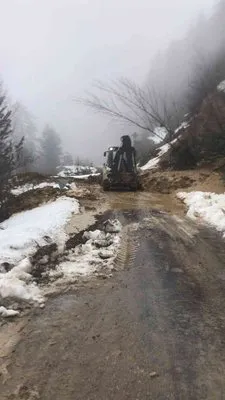 Sinop’ta meydana gelen heyelan 2 köy yolunu kapattı