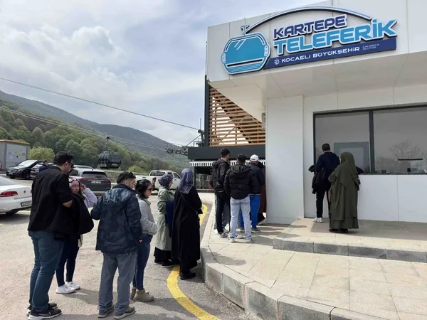 bayramda-zirve-keyfi-kartepe-teleferik-binlerce-ziyaretciyi-agirladi-1744035420188.jpg