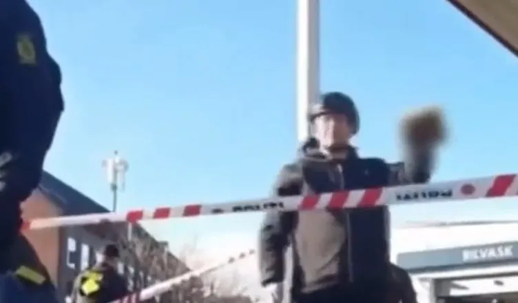Danimarka’da Türk bayrağı ve Kuran-ı Kerim’e iğrenç saldırı! Polis provokatörü korudu!