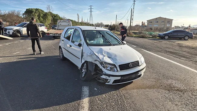 tekirdagda-iki-arac-carpisti-6-kisi-yaralandi-1736348029048.jpeg