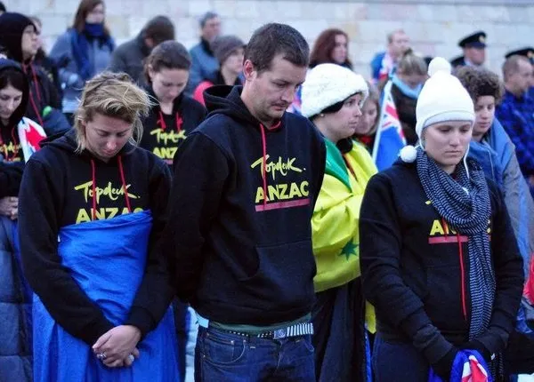 Anzak Koyu'nda şafak ayini