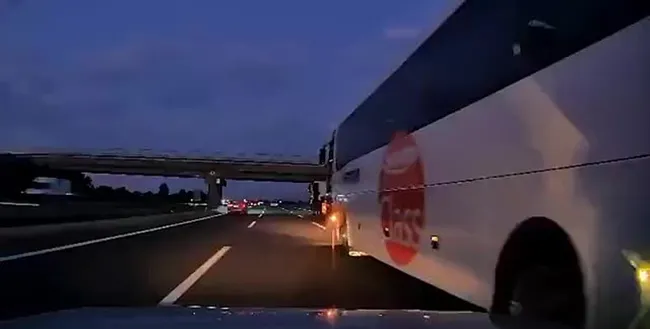 boluda-faciaya-ramak-kala-yolcu-otobusu-otomobile-kaza-yaptirdi-1786459794489.jpeg