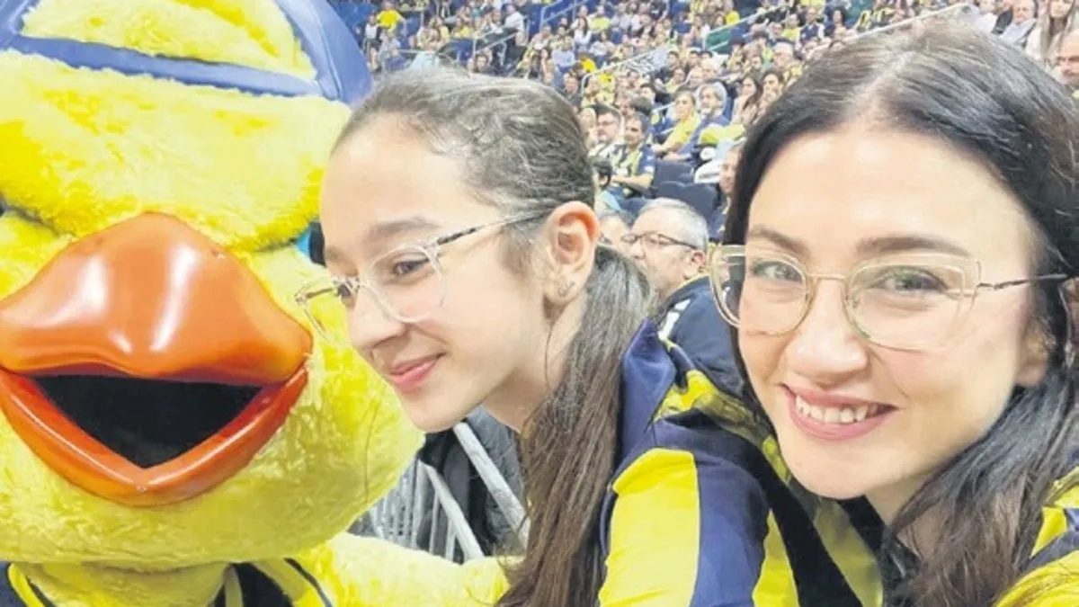 Anne-kızın maç keyfi! – Son Dakika Magazin Haberleri Anne-kızın maç keyfi! – Son Dakika Magazin Haberleri