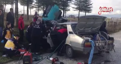 Burdur’da can pazarı: İki otomobil kafa kafaya çarpıştı | Video