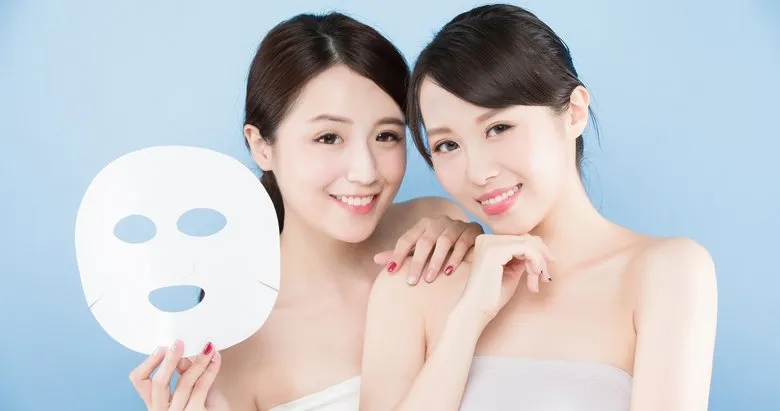 ciltleriyle isildayan koreli kadinlarin