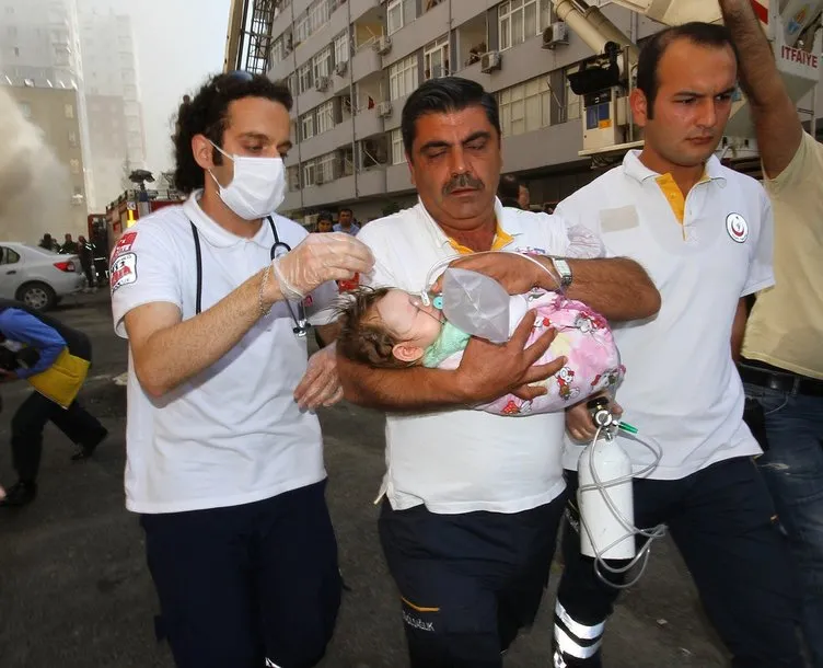 Adana’da yangın: Vatandaşlar çatıda mahsur kaldı