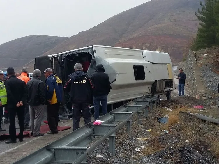 Diyarbakır’da yolcu midibüsü devrildi: 2 ölü, 18 yaralı