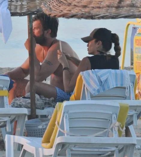Kıvanç Tatlıtuğ sevgilisi ile birlikte halk plajında!
