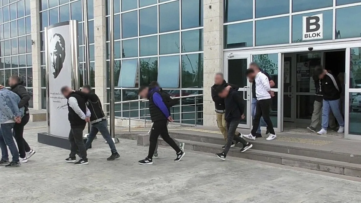 Uşak’ta uyuşturucu operasyonu: 11 tutuklama Uşak’ta uyuşturucu operasyonu: 11 tutuklama