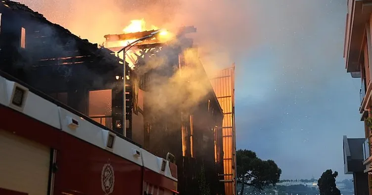 Üsküdar’da ahşap bina alev alev yandı