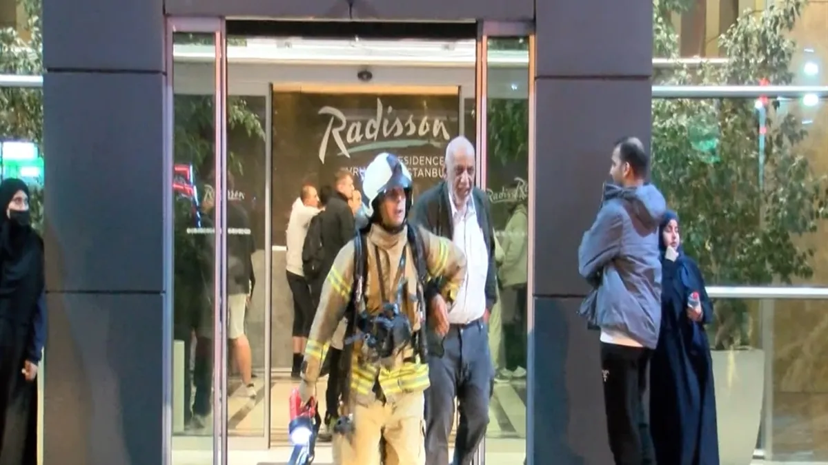 Son dakika: Sultangazi’de 27 katlı otelde yangın çıktı! Son dakika: Sultangazi’de 27 katlı otelde yangın çıktı!