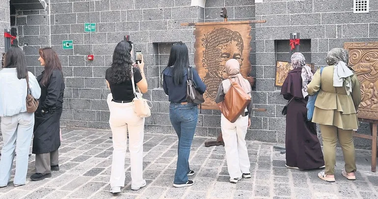 Diyarbakır usta şairini unutmadı