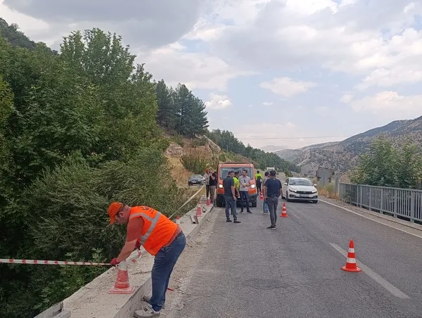adiyamanda-otomobil-kopru-bariyerlerini-parcalayip-suya-uctu-1786802653757.jpg