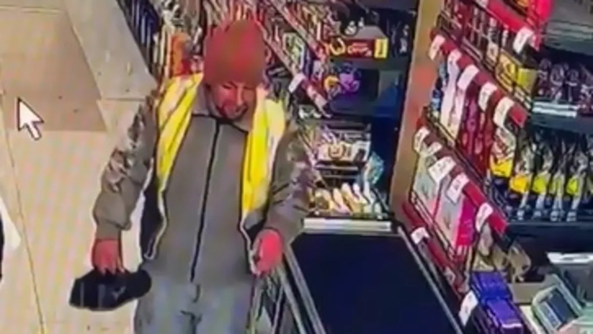 Kirli ayakkabılarını çıkartıp markete girdi Kirli ayakkabılarını çıkartıp markete girdi