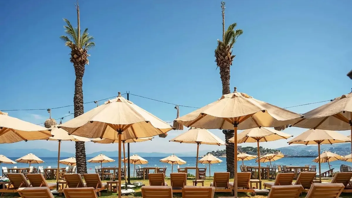 Kuşadası'nda bir beach club'da bıçaklı saldırı sonrası olay yeri