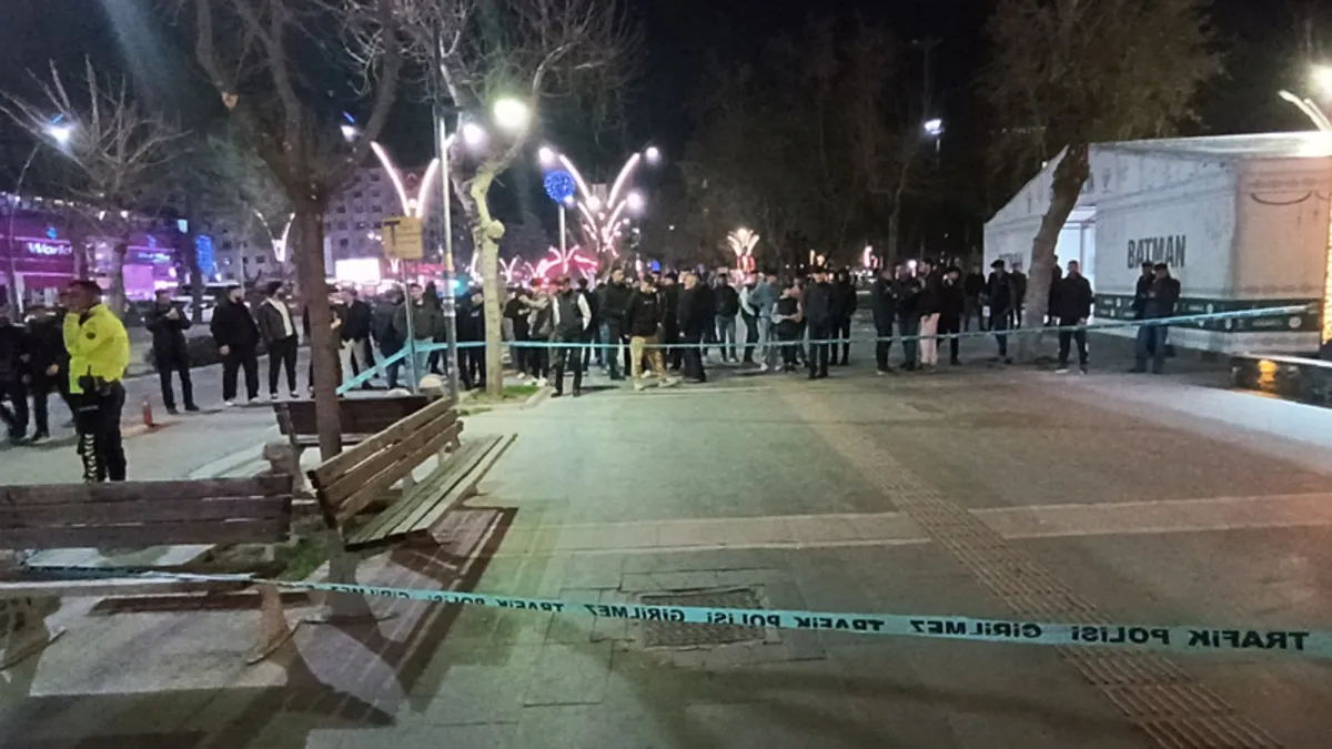 Çevreye rastgele ateş ederek 2 kişiyi yaralamıştı: Tutuklanarak cezaevine gönderildi! Çevreye rastgele ateş ederek 2 kişiyi yaralamıştı: Tutuklanarak cezaevine gönderildi!